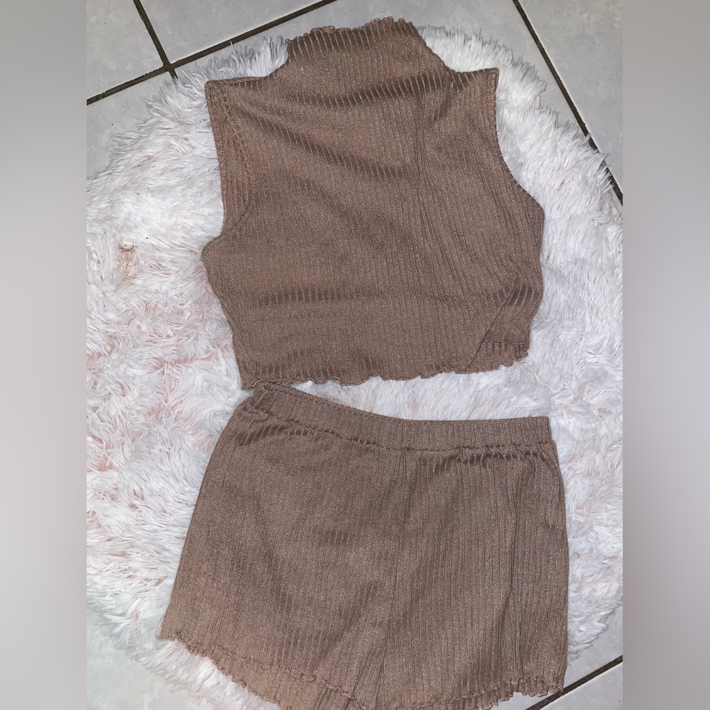Two piece set - Picture 2 of 2